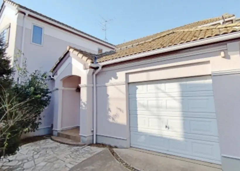 ChitoseFunabashi 11 min 4 Bedroom Wood House